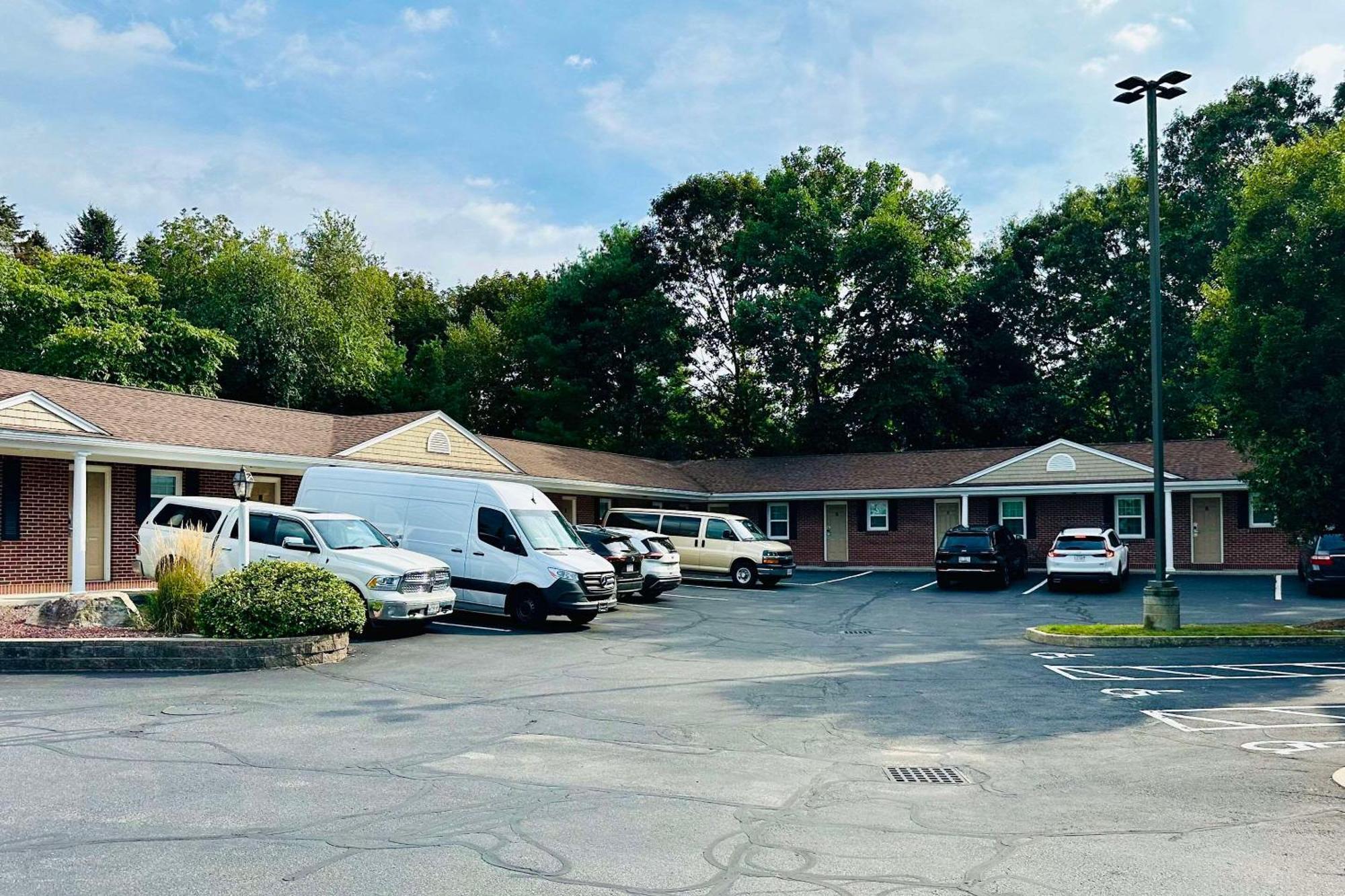 Comfort Inn & Suites Sturbridge-Brimfield Екстер'єр фото