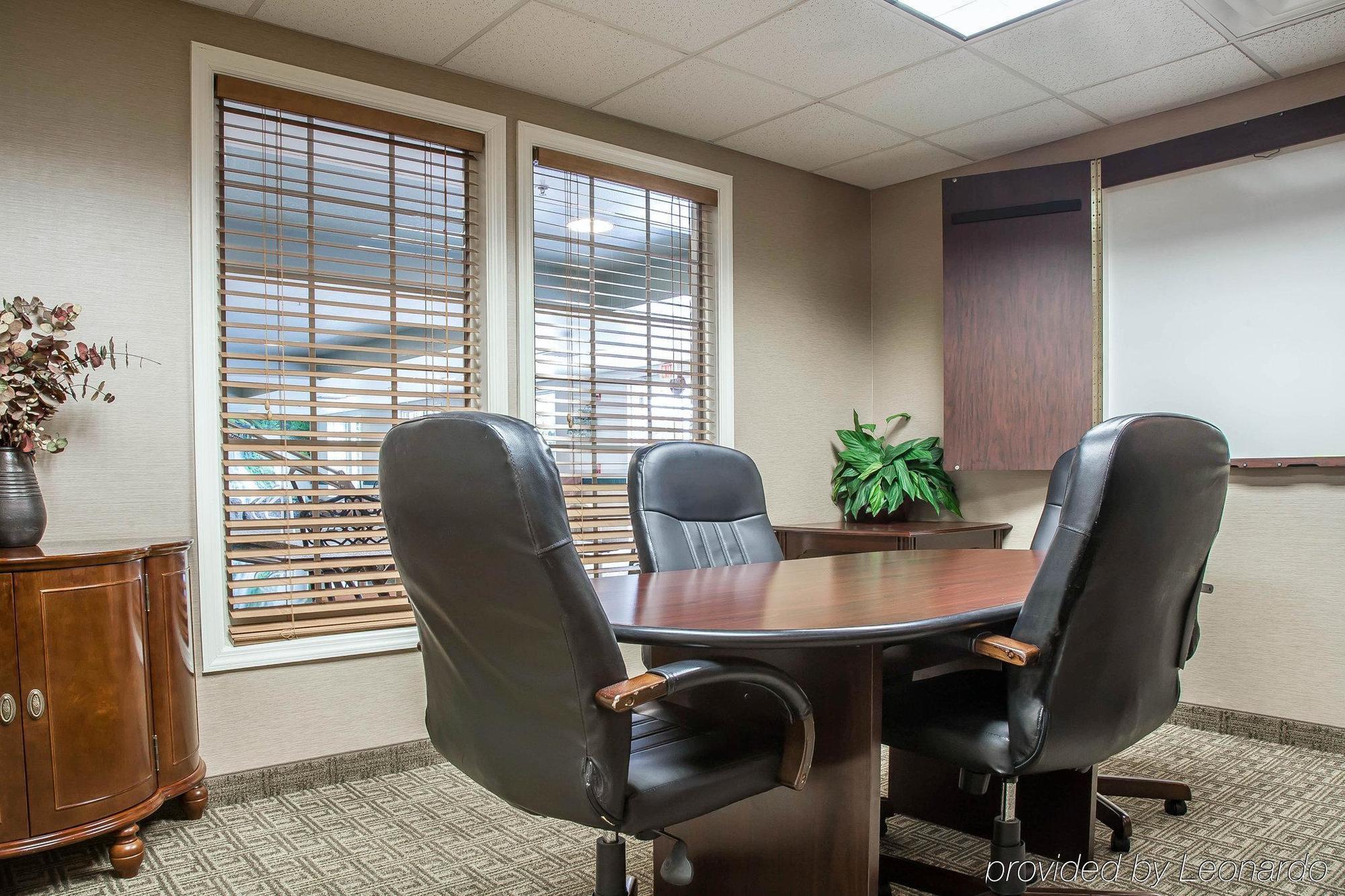 Comfort Inn & Suites Sturbridge-Brimfield Екстер'єр фото