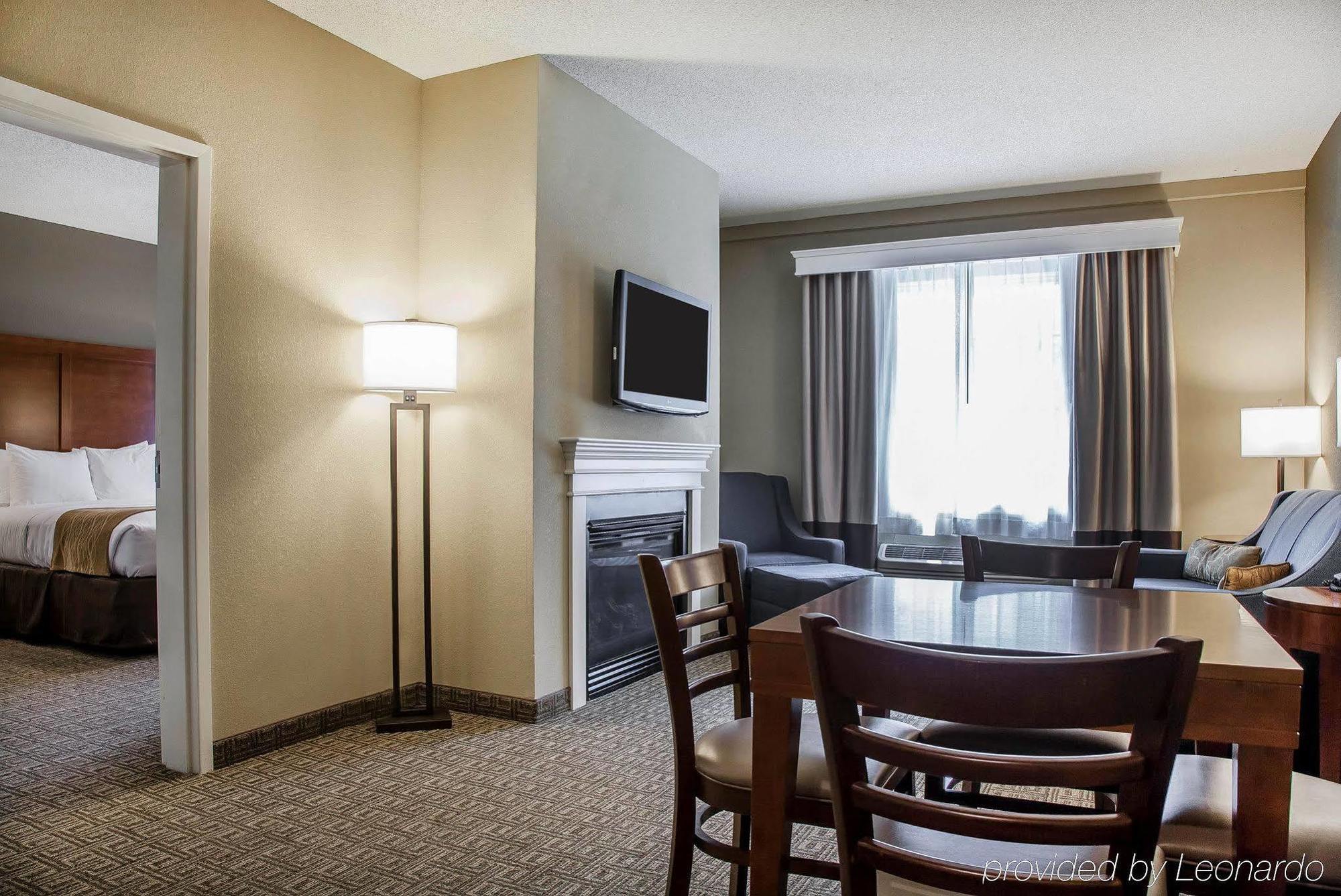 Comfort Inn & Suites Sturbridge-Brimfield Екстер'єр фото