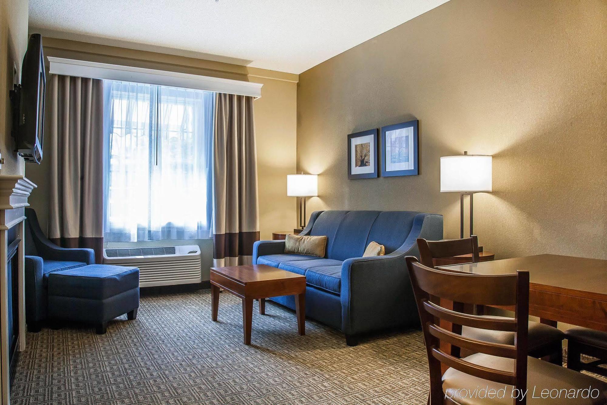 Comfort Inn & Suites Sturbridge-Brimfield Екстер'єр фото