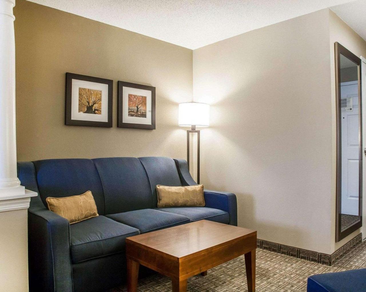 Comfort Inn & Suites Sturbridge-Brimfield Екстер'єр фото