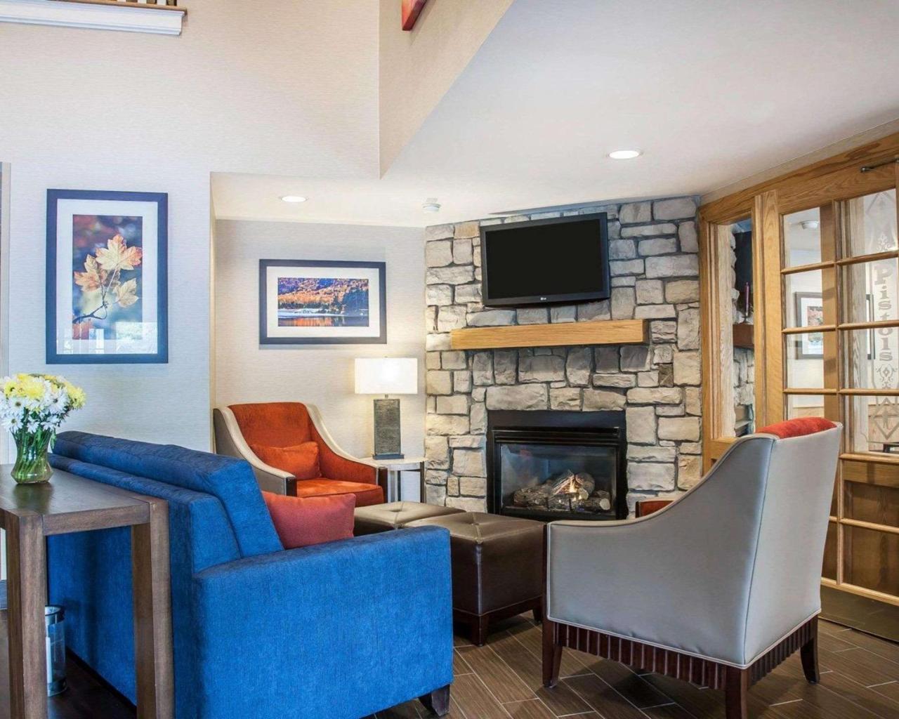 Comfort Inn & Suites Sturbridge-Brimfield Екстер'єр фото