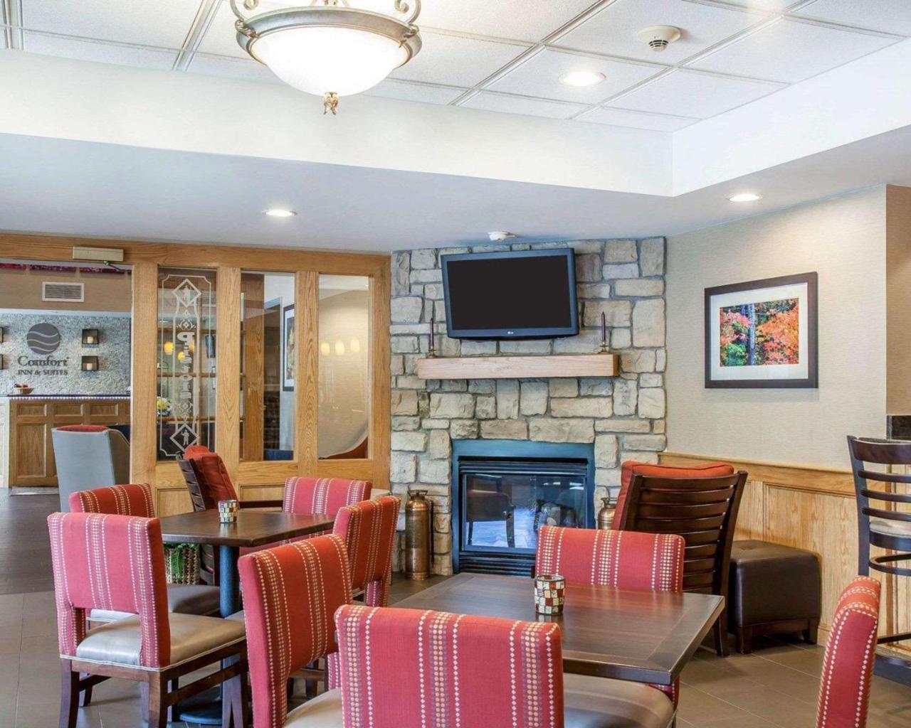 Comfort Inn & Suites Sturbridge-Brimfield Екстер'єр фото