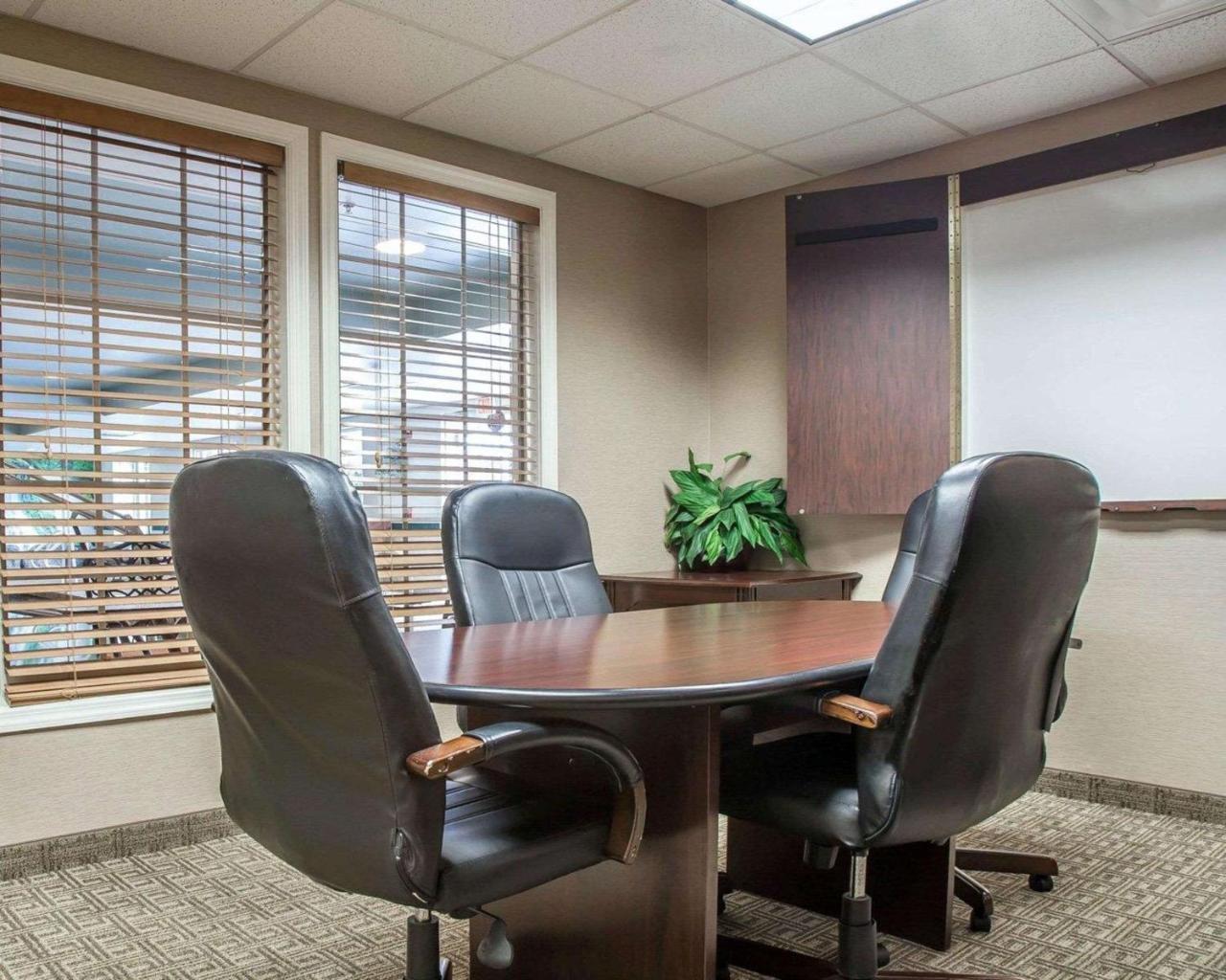 Comfort Inn & Suites Sturbridge-Brimfield Екстер'єр фото
