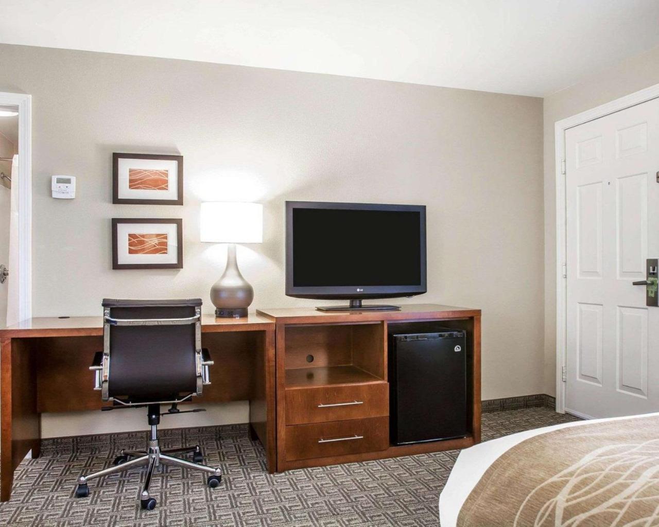 Comfort Inn & Suites Sturbridge-Brimfield Екстер'єр фото