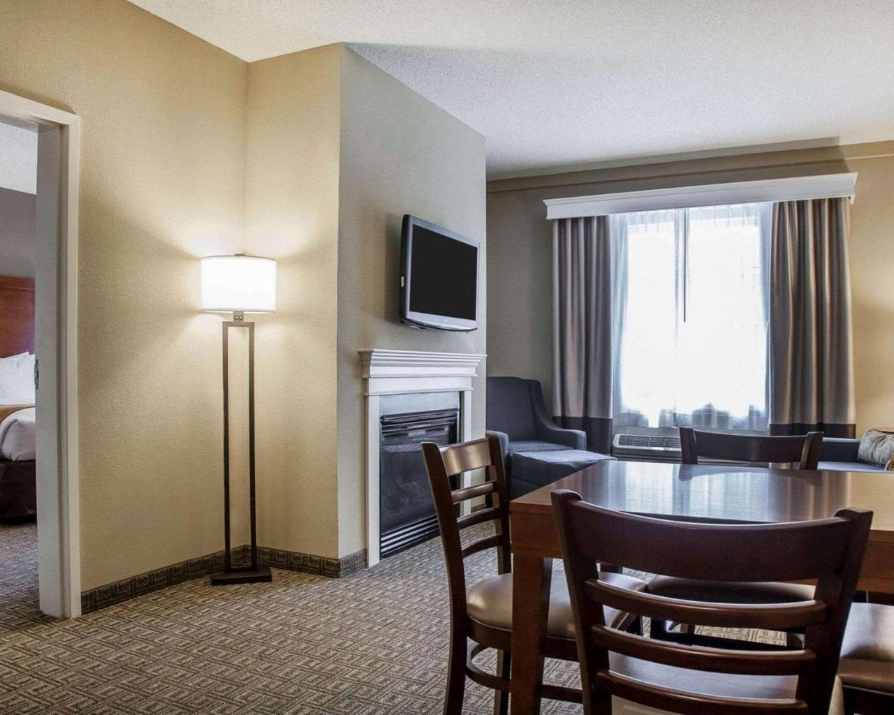 Comfort Inn & Suites Sturbridge-Brimfield Екстер'єр фото